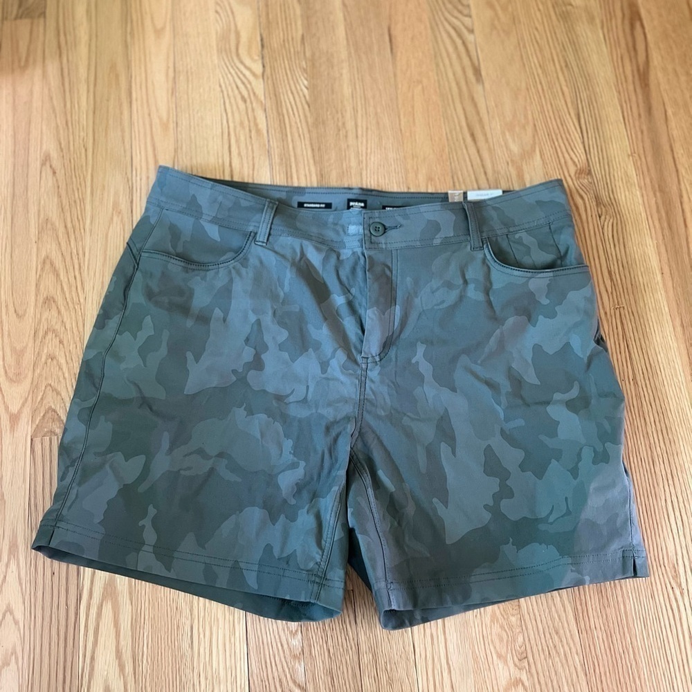 Prana Halle short plus in sage camo